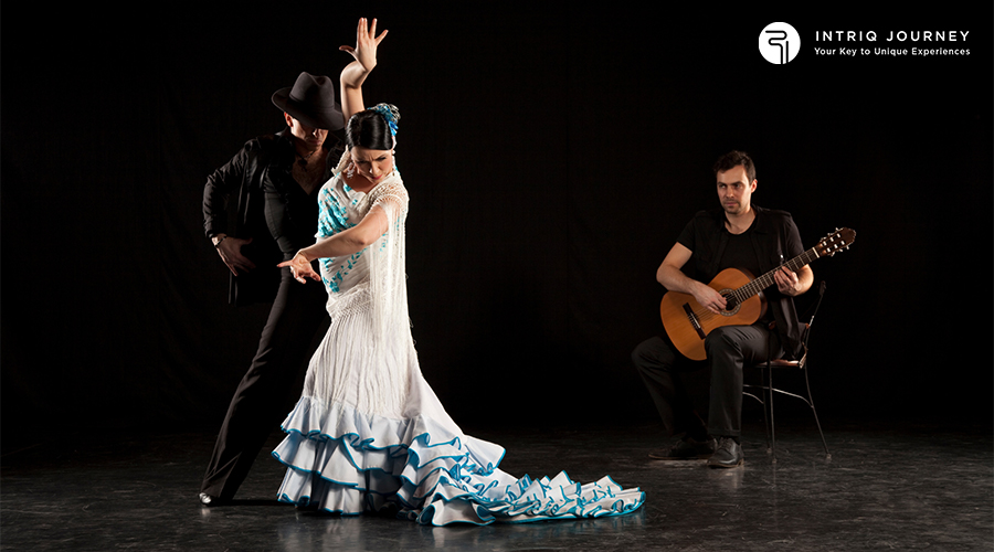 Man and woman dancing in a flamenco show in Madrid